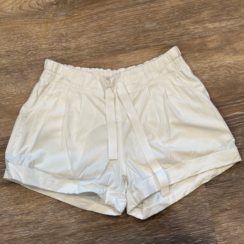 Lululemon Spring Break Away Athleisure White Drawstring Cuffed Shorts Size 6